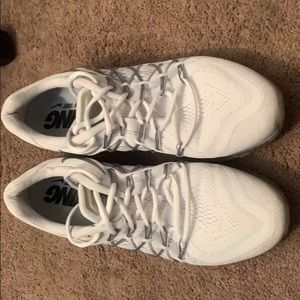 Nike AirMax 2015 white/grey platinum.